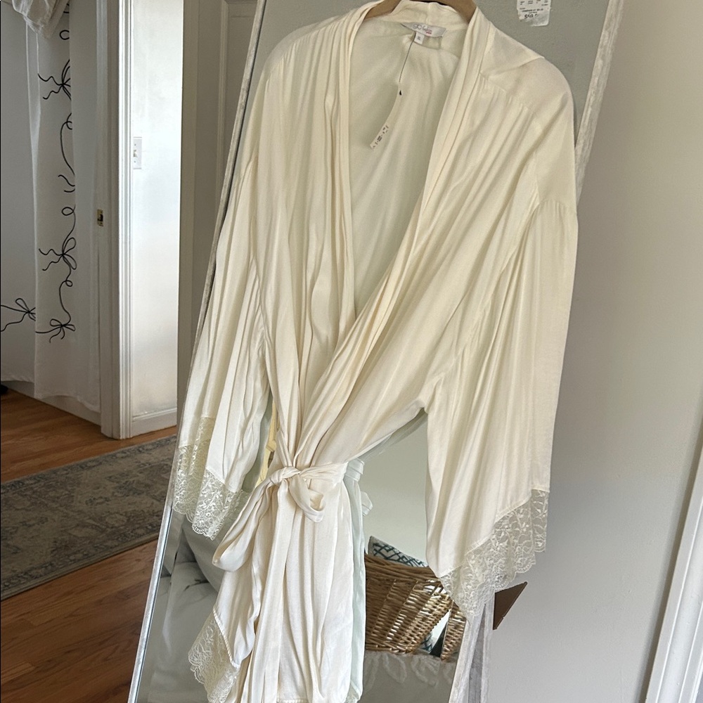 Elegant Cream Lace-Trimmed Women's Robe